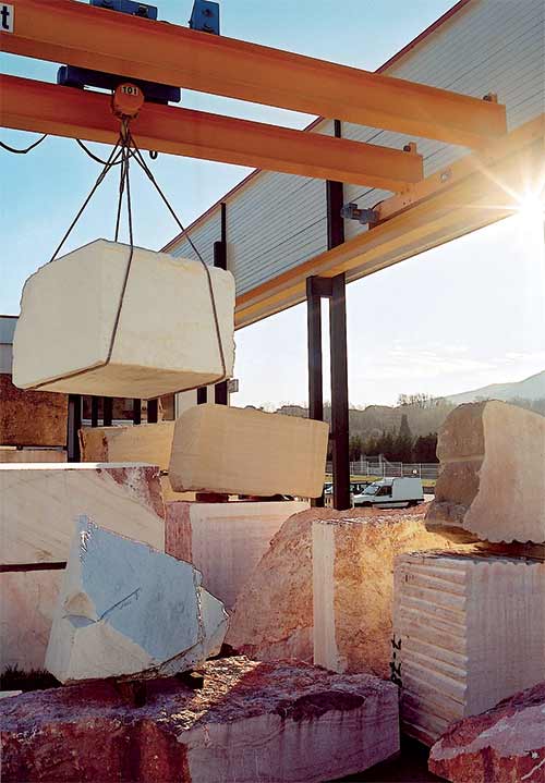 Cheminée Garcia produit des cheminées en pierre depuis plus de 40 ans